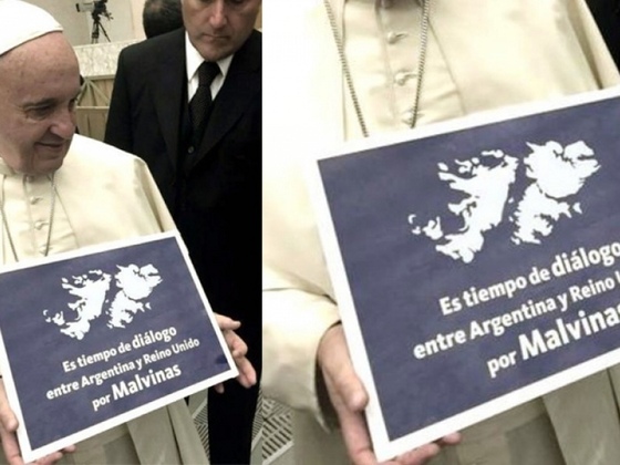 El Papa Francisco también se refirió a la soberanía de las islas cuando mostró este cartel.