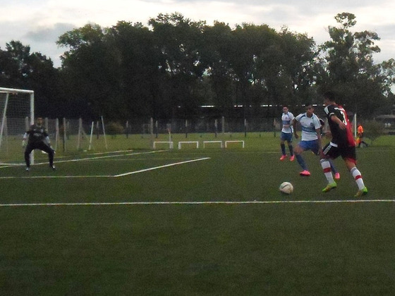 Esquivel, ex jugador del Seleccionado Sub17 de Rosarina, sube por izquierda. Foto: E. Pizzuto.