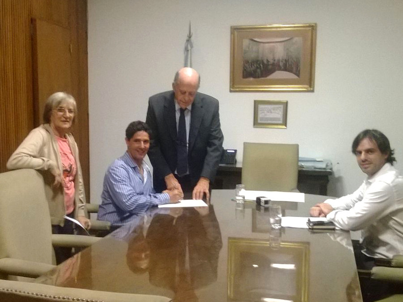 Montero, Presidente de Social Lux, al firmar la escritura. Detrás suyo, Adriana Lofiego.