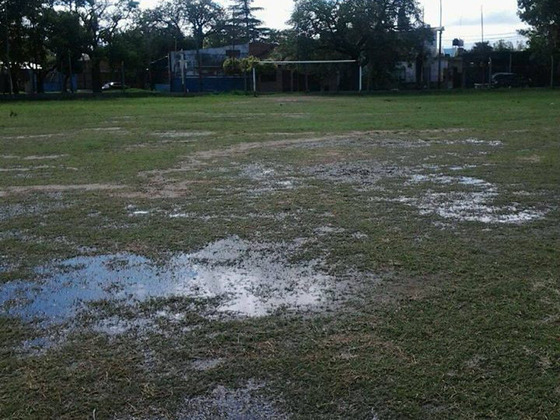 El terreno de juego de Arij&oacute;n. Las lluvias contin&uacute;an cayendo en la regi&oacute;n. Foto: Carlos L&oacute;pez.