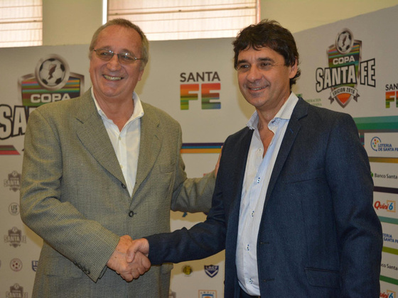 Raúl Broglia de Central y Jorge Ricobelli de Newell's. Camaradería por un clásico en paz.
