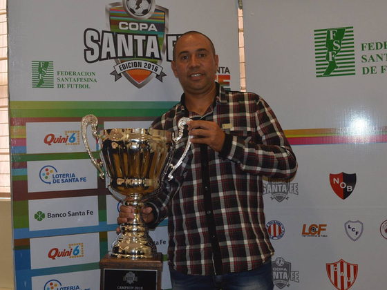 Juan Calabrés, delegado del club ADIUR, ilusionándose al alzar la Copa que protagonizarán.