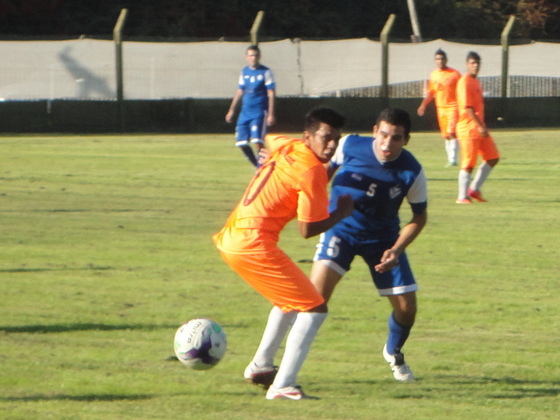 Insaurralde y Roldán, el duelo de la tarde. El campo de juego estaba en excelente condición.