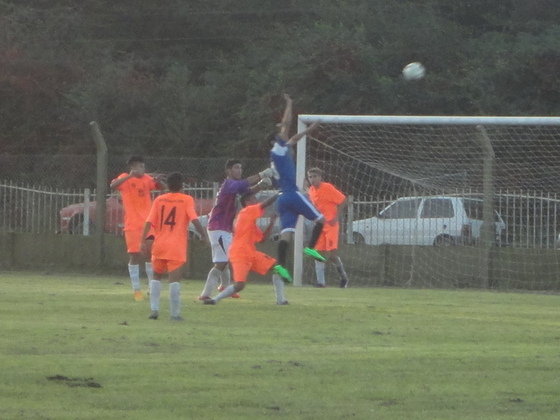 Un jugador de Gálvez marca un gol con la mano, a minutos del final. El juez no lo amonestó.