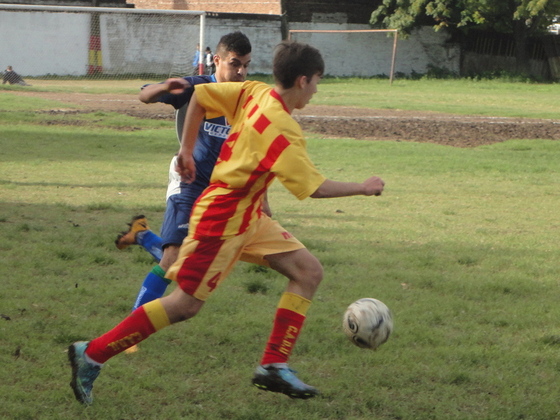 Lautaro Gussoni siempre se animó a jugar. El lateral, ex Provincial, fue una de las figuras.