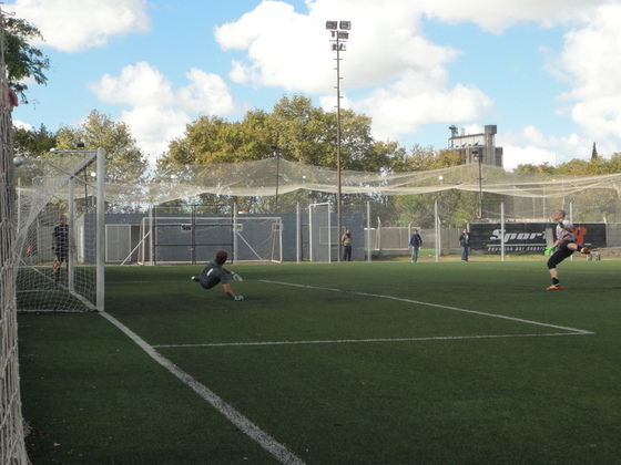 Fernando Rossini, que tuvo una buena actuación en los 90', mandó por arriba su penal.