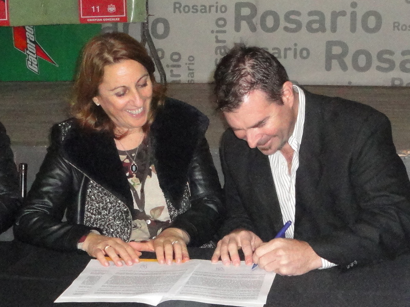 Maximiliano Altolaguirre firma el convenio, junto a Mónica Fein, la Intendenta de la ciudad.