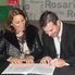 Maximiliano Altolaguirre firma el convenio, junto a Mónica Fein, la Intendenta de la ciudad.