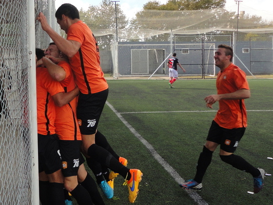 Rivas ya marcó el segundo de Adiur. González Hernández, Alarcón y Filippini lo saludan.