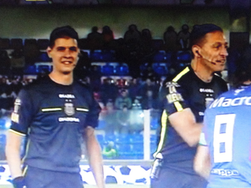 Se vio a un Matías Bianchi sonriente y feliz, poco antes de comenzar el encuentro en Victoria.