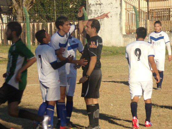 El &aacute;rbitro Mart&iacute;n Cadoni al momento de expulsar a Marcelo Contreras, zaguero de General Paz. Foto: Tony del Duchetto para Pasiones Rosarinas.