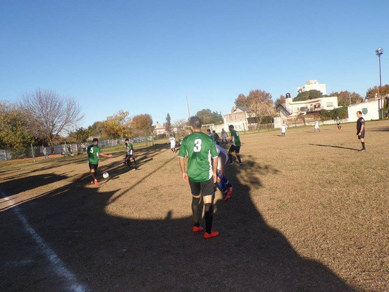 Mariano Giri traslada el balón. Social Lux necesitaba ganar para descontarle puntos al líder.