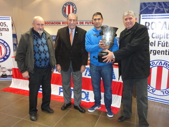 Edgardo Ciambotti, Jos&eacute; Previti y Mat&iacute;as Almir&oacute;n, reciben por Pablo VI la Copa Molinas 2014.