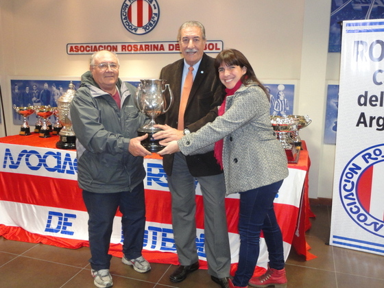 Juan Ardisson, delegado de NOB, retiró las Copas de fútbol infantil. Fue el club más ganador.