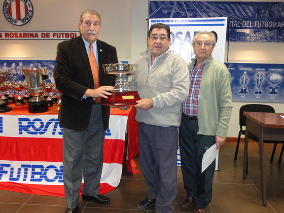 Carlos Benítez, Coordinador de Futsal, posa con una de las 9 copas que ganó Jockey Club.