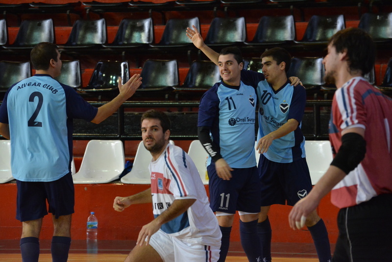Alvear Club peg&oacute; en los momentos justos y celebr&oacute; ante Universidad.