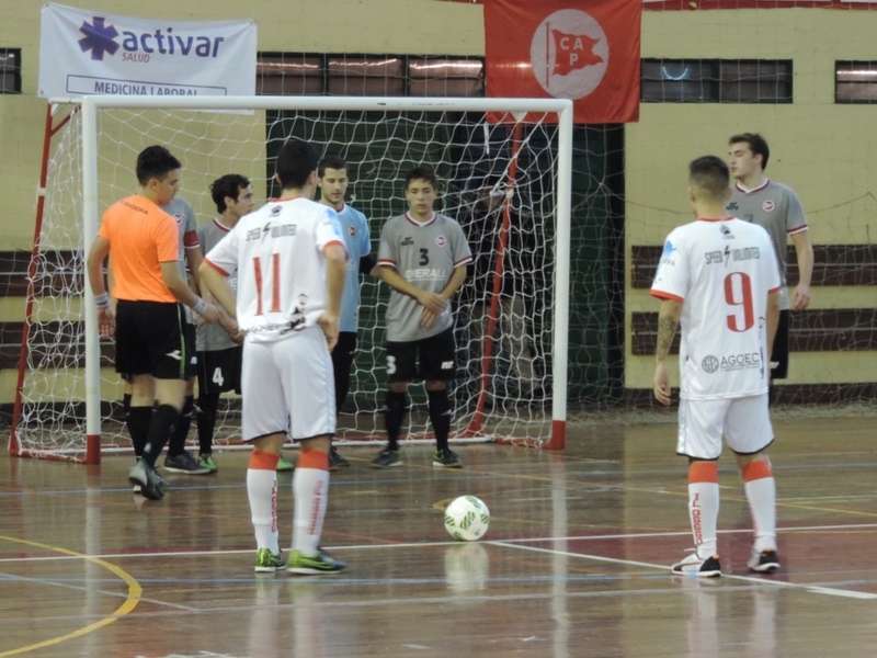 Marin y Claudino en un tiro libre que terminaría en gol del 9, hombre de Selección Nacional.