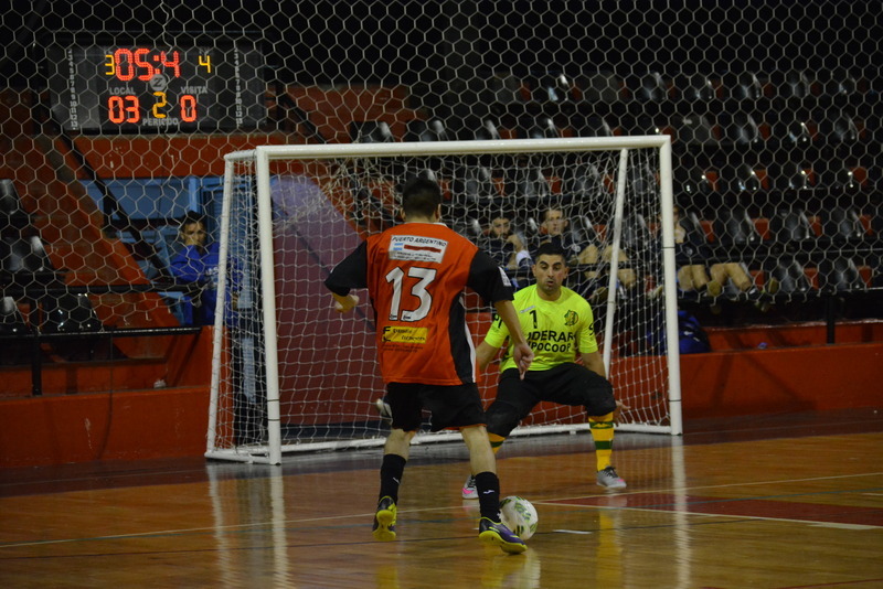 Medina (13) encara al arquero de Aldosivi en una jugada del segundo tiempo.