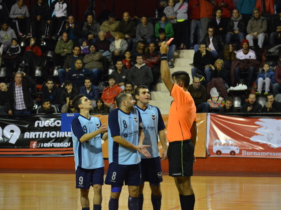 Gabriel Daniani expulsa a Mouras. Alvear perdió los estribos en el final.
