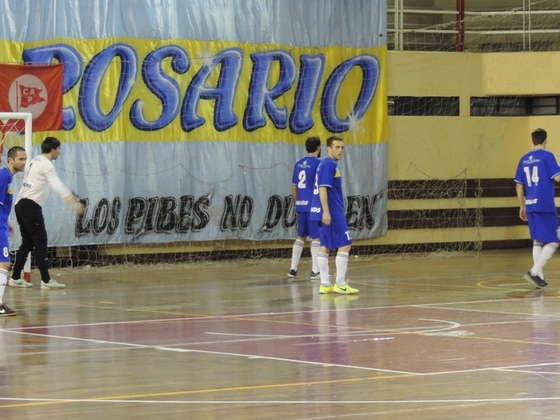 Gerardo Battistoni (número 13) busca a quién tomar en la pelota parada. Un líder.