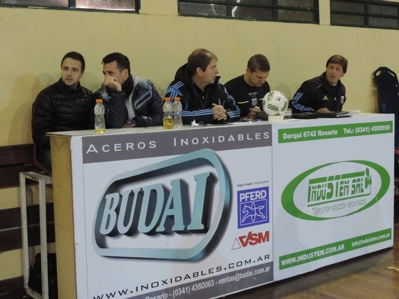 El DT de la Selección, Diego Giustozzi (segundo desde la izquierda), estuvo viendo el partido.