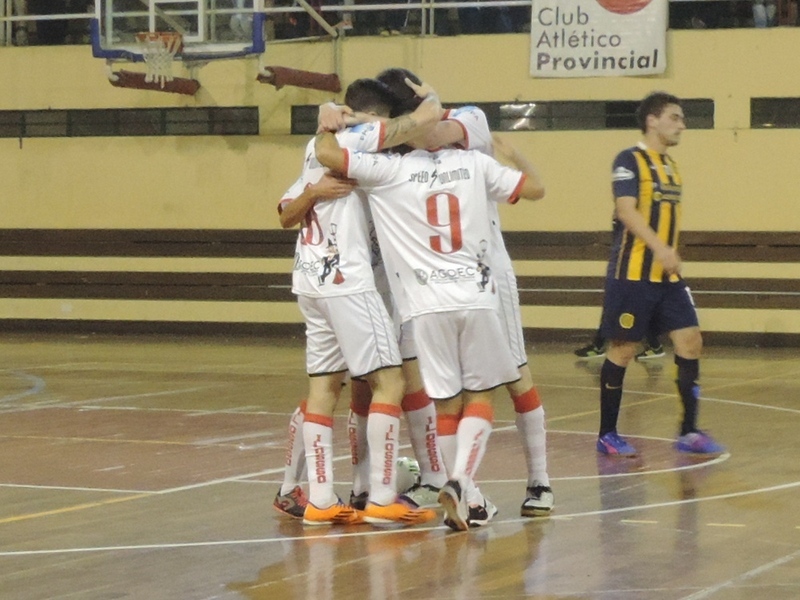 Barracas Central festeja el tercer gol. El visitante es gran candidato para ganar el Nacional.