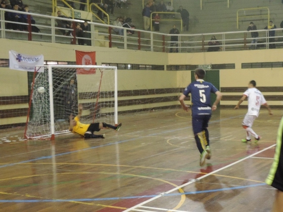 Ramírez abre el score. Una pelota profunda y precisa terminó en falta dentro del área.