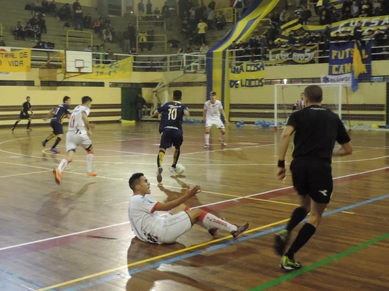Villalba pasa, pelota dominada, y es peligro de gol. Al crack pudieron tomarlo bien y de cerca.