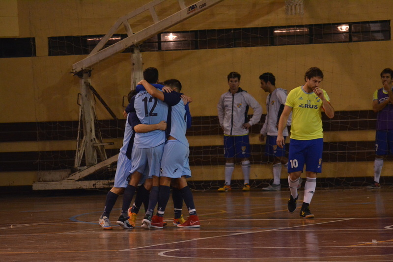 Alvear celebra el segundo de García (12) y el capitán de Regatas, Pérez, lo lamenta.