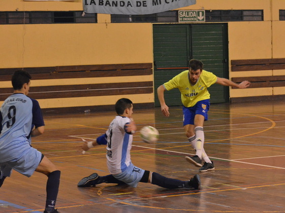 Javier Corvatta salvó una muy clara en un cerrado primer tiempo. El "13" es fundamental.