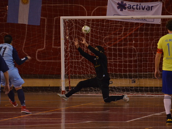 Luciano Amodeo cambia una sexta falta por gol y sentencia el partido.