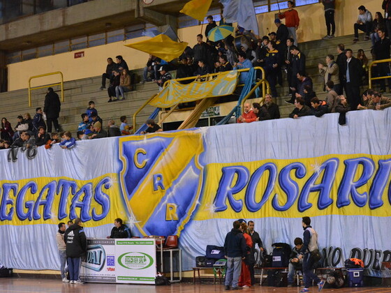 El marco fue muy bueno. La hinchada de Regatas copó las gradas y alentó siempre.