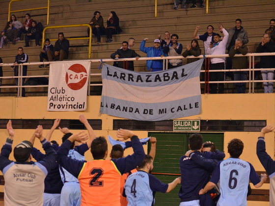 El festejo con la gente. Alvear celebra una clasificación con sabor a proeza.