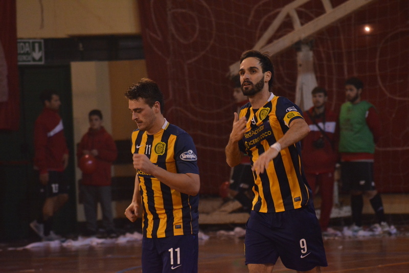 Aramberri se golpea el pecho. El 9 concret&oacute; y se erigi&oacute; en figura.