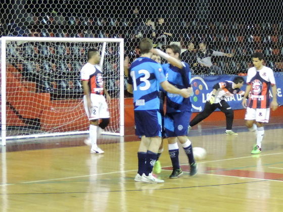 Todo USAR abraza a su n&uacute;mero 13, el hombre gol que ayer convirti&oacute; cuatro: Ezequiel Dolber.