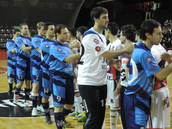 El saludo mundialista se repite en todos los cotejos del Torneo Nacional. USAR sigue con vida.
