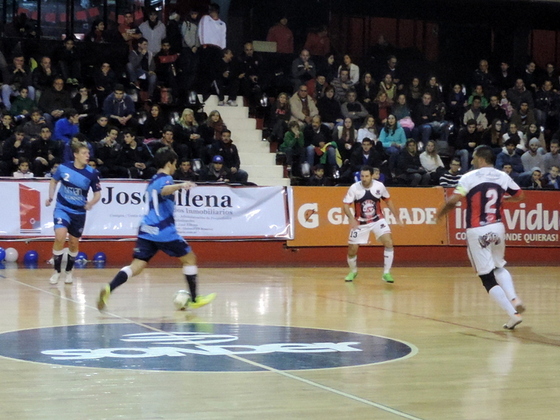 Garmizo metiendo una pelota en profundidad. USAR no demora demasiado en ser incisivo.
