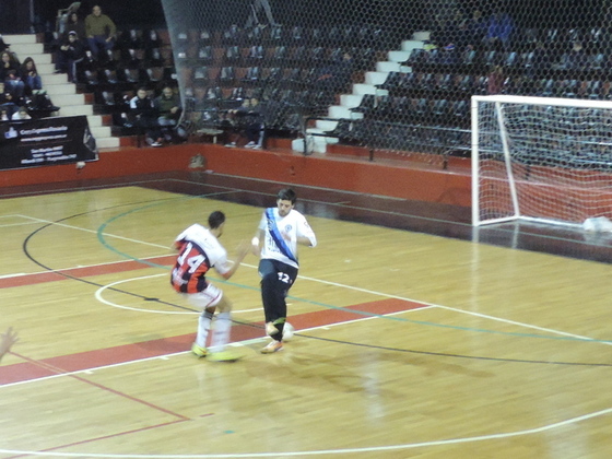 Gutiérrez le mete un caño a Brian Garmizo, y convierte el segundo y último gol azulgrana.