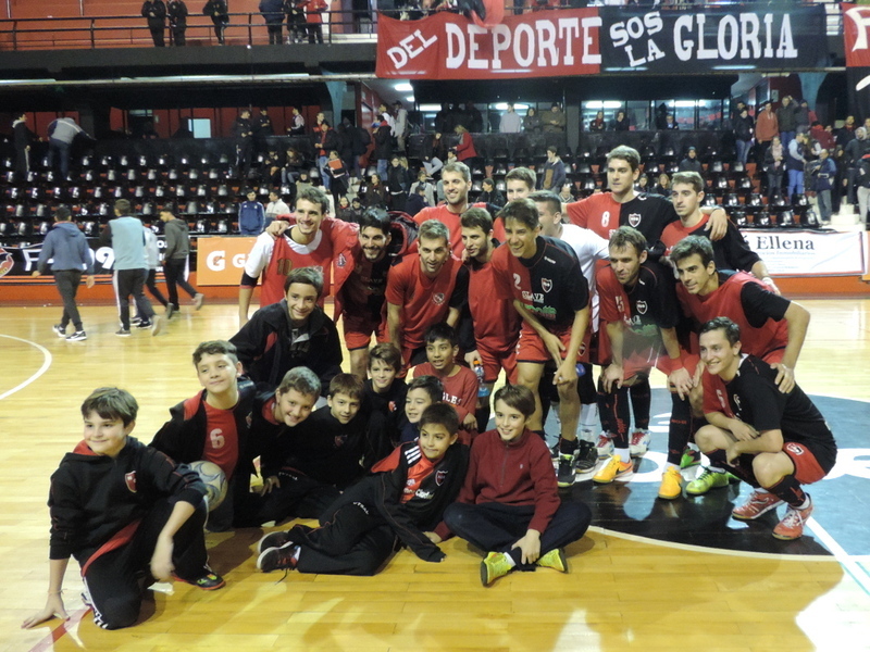 El plantel de Newell's festej&oacute; con su gente, el paso a las semifinales. Es gran candidato.