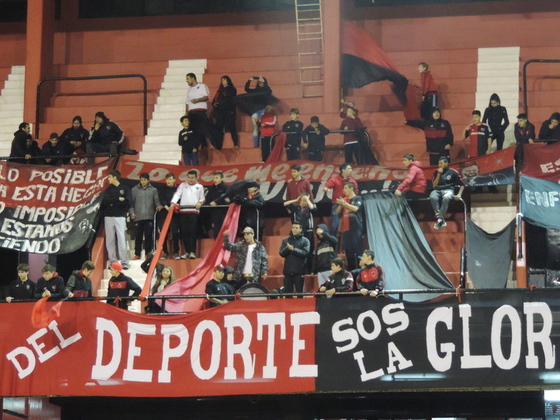 La gente de Newell's le puso música a la velada. Los bombos no dejaron de sonar nunca.