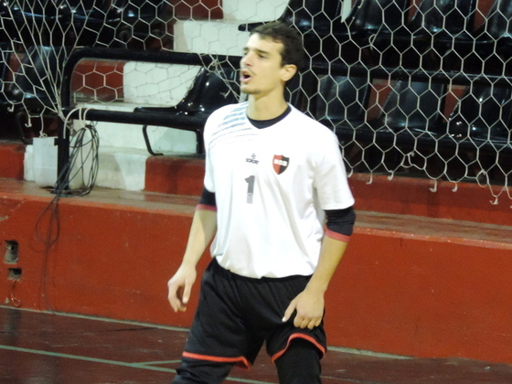 Lisandro Valdano tuvo su premio sobre la hora. Marcó un gol rematando desde su arco.