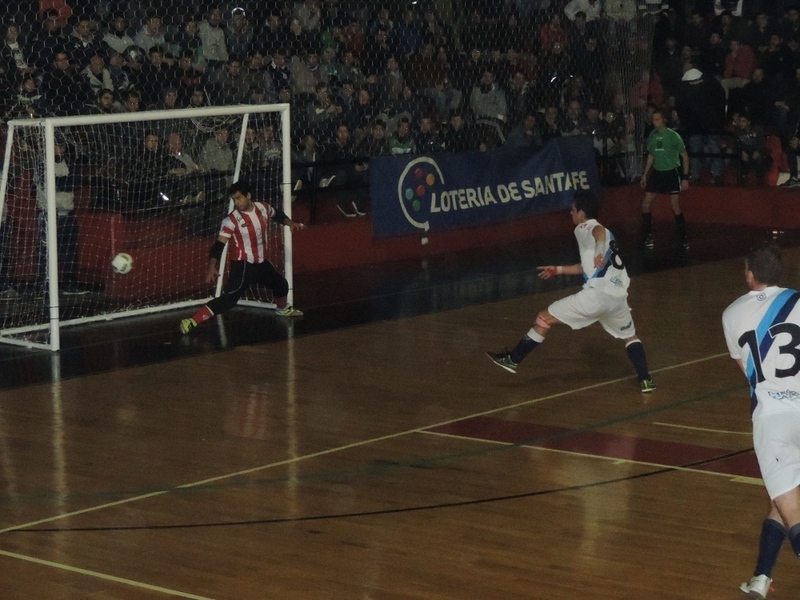 El "loco" Solzi marca el primero de los descuentos. A esa altura USAR se pon&iacute;a 6 a 2 abajo.