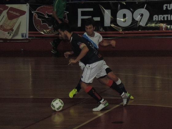 Duelo de capitanes. Kevin Garmizo intenta frenar a Pucheta. El rosarino es clave en USAR.