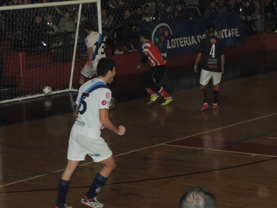 Dolber acaba de convertir el tercero y USAR soñaba. Apenas entró aportó lo suyo: el gol.