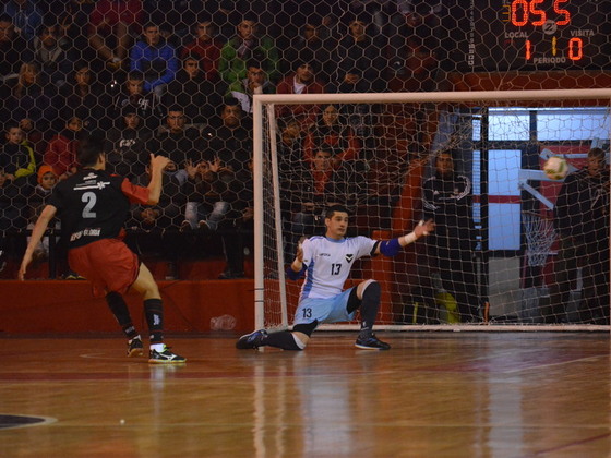 Lucho Avellino cambia por gol una sexta falta. El "2" fue implacable en toda la cancha.