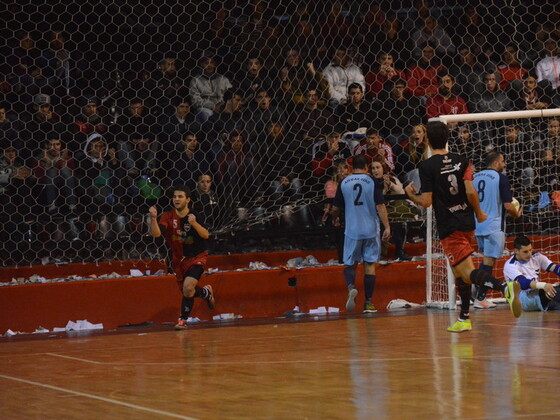 Lucas Testoni ya convirtió el cuarto gol de NOB y sale a festejarlo. Alvear lo sufre.