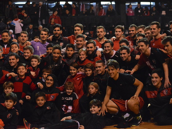 La foto del festejo. Jugadores, cuerpo técnico y allegados con la alegría de ser finalistas.