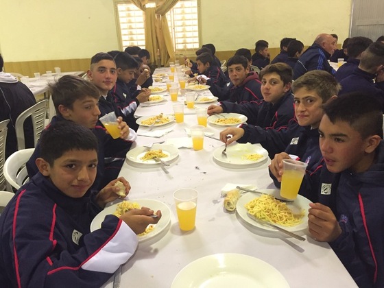Los chicos de nuestro seleccionado durante el almuerzo de bienvenida en el Club Sportivo Norte