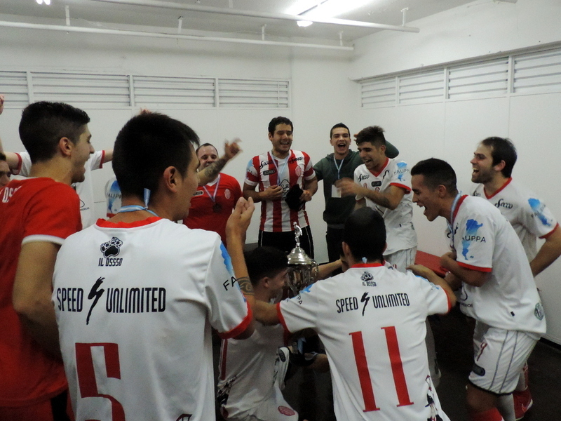 El festejo de Barracas en la intimidad del vestuario. Hubo baile, cánticos y fotos con el trofeo.