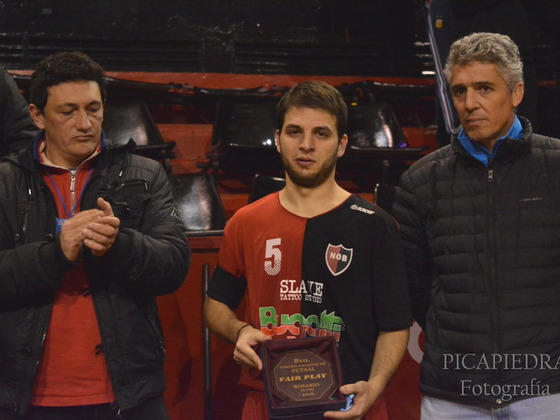 Federico Testoni recibe el premio Fair-Play. El capitán rojinegro tuvo el empate sobre la hora.
